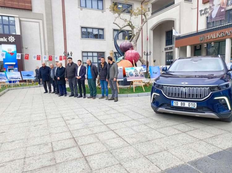 <p>Program sonunda öğrenci ve vatandaşlara Havran Belediye Başkanı Emin Ersoy tarafından meyve paketleri vatandaşlara ikram edildi.</p>