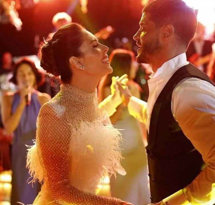 <p>Bebeklerinin cinsiyetini Instagram hesaplarından yaptıkları bir paylaşım ile açıklayan ünlü ikiliden Berk Oktay, paylaşımına <em><strong>"Eşim, kızım ve oğlum… Benim güzel ailem!" </strong></em>notunu düşmüştü. </p>