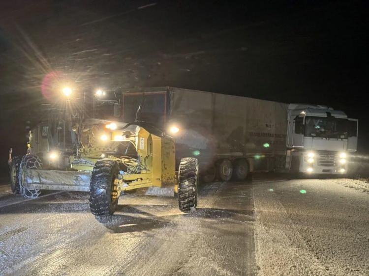 <p>Çok sayıda aracın mahsur kaldığı bölgede, Karayolları 123. Şube Şefliği, polis ve jandarma ekipleri çalışma yürütüyor. Taşlıçay ile Diyadin ilçeleri arasındaki mevkide kayarak yoldan çıkan tırların kurtarılması için çalışmalar sürüyor.</p>

<p> </p>
