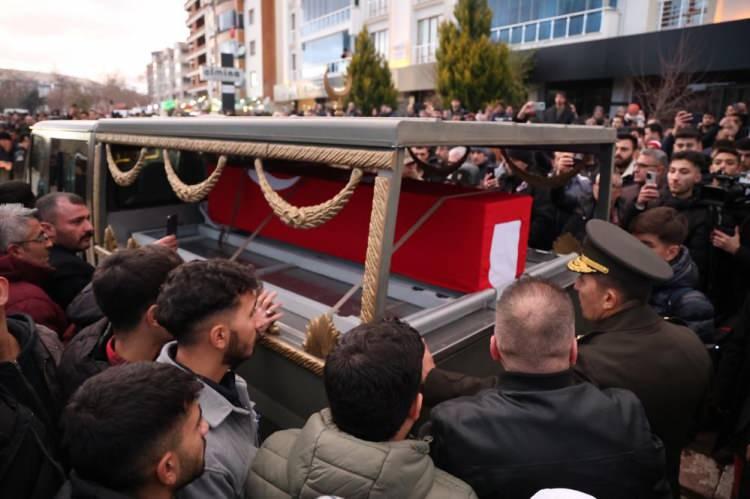 <p>Şehidin babası Mehmet Aslan, cenaze namazının kılınmasının hemen sonrasında mikrofonu alarak, "Selahattin Demirtaş ve Osman Kavala'ya özgürlük isteyenlere hakkımı helal etmiyorum" dedi.</p>