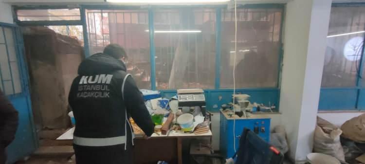 <p>Adreste yapılan aramalarda, piyasa değeri yaklaşık 4 milyon lira olan; 2 çift bütün halde, 1 çift küçük parçalar halinde 6 kilo 162 gram ağırlığında, dağ keçisi boynuzu ve parçaları, 7 antilop boynuzu, 1 kızıl geyik boynuz parçası, 23 fildişi obje ve 3 kilo 260 gram ağırlığında fildişi parçaları,16 kilo 500 gram ağırlığında fildişi ve mamut karışık vaziyette bulunan sayılamayacak kadar küçük boynuz parçaları, 650 gram ağırlığında balina dişi parçaları, 14 bufalo boynuzu ve parçası, 7 balina dişi olmak üzere çeşitli boy ve ebatlarda toplamda 52 adet boynuz parçası, fildişi obje ve 20 kilo 410 kg ağırlığında boynuz parçaları, fildişi ve balina dişi parçaları ele geçirildi.</p>