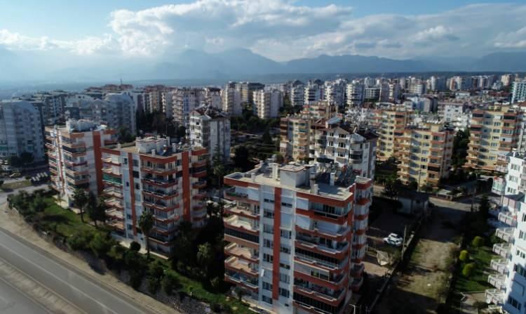 <p>Reel fiyatların düşmesine bağlı olarak reel fiyatlardaki <strong>yıllık artış oranı ülke genelinde yüzde 18,3’e, İstanbul’da yüzde 9,3’e, Ankara’da yüzde 60,1’e, İzmir’de ise yüzde 34,1’e geriledi.</strong></p>
