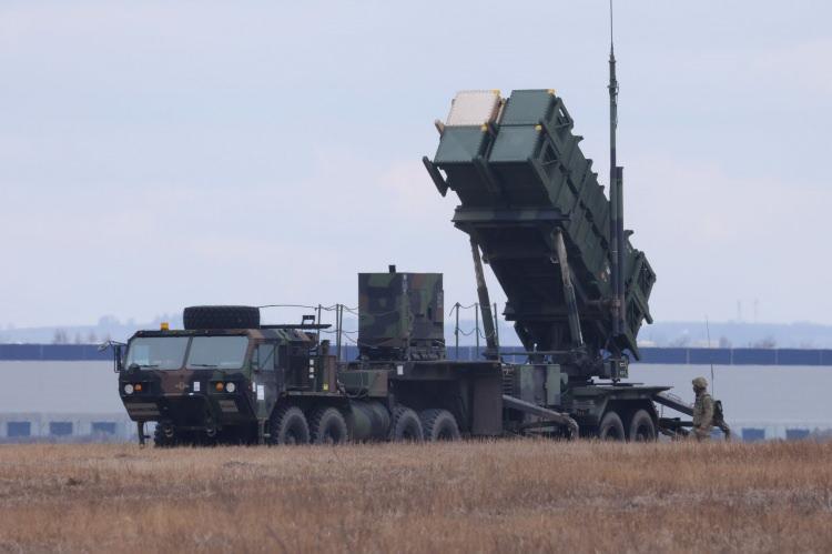 <p>Karadan havaya Patriot Advanced Capability-2 (PAC-2) füzeleri 100 kilometrenin üzerinde bir menzile sahiptir. Balistik füzeleri engellemek üzere tasarlanmış olan PAC-3’lerin menzili daha kısa olmakla birlikte daha yüksek irtifalarda ve daha yüksek isabetle çalışabilmektedir.</p>
