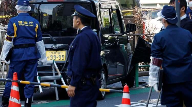 <p>Tokyo'da taksi şoförü, güvercini kasten ezip öldürmekten tutuklandı</p>
<p>Japonya'nın başkenti Tokyo'ya bağlı Şincuku bölgesinde kasımda trafik ışıklarında bekleyen ve "yoldaki güvercinlere öfkelenen" taksi şoförü Ozawa Atsuşi, ışık yeşile dönünce, aracını güvercinlerin olduğu yere sürdü.</p>
<p>Saatte yaklaşık 60 kilometre hızla güvercinlerin içine dalan Ozawa, aracıyla bir güvercini öldürerek olay yerinden uzaklaştı.</p>
<p>Güvercine yapılan otopside, ölüm nedeninin "travmatik şok" olduğu kayda geçti.</p>
<p>50 yaşındaki şoför Ozawa, "av hayvanı olmayan bir güvercini" kasten öldürmek ve vahşi yaşamı koruma kanununu ihlal etmek suçlamasıyla aralık başında tutuklandı.</p>