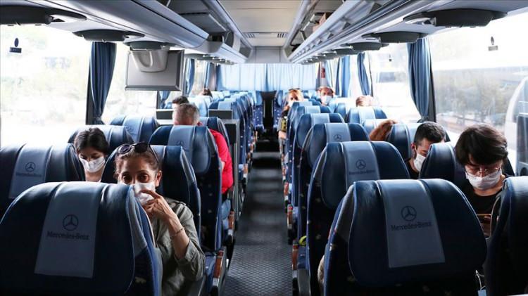 <p>Ulaştırma ve Altyapı Bakanlığının düzenlemesiyle de şehirler arası yolcu taşımacılığı faaliyetlerinde kullanılan otobüsler için araç takip cihazı takma zorunluluğu geliyor.</p>