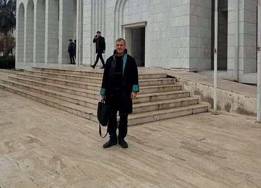 <p><strong>Yaşanılan davada Anne-oğulun avukatı Varol Turbay, "Meslek hayatım boyunca, yüzlerce babalık davasına baktım. Ancak anne ve oğlunun babalarını birlikte aramalarına ilk kez şahitlik ediyorum. Bu özelliğiyle bu dava dünya hukuk literatüründe bir ilk" şeklinde yorumda bulundu.</strong></p>
<p> </p>