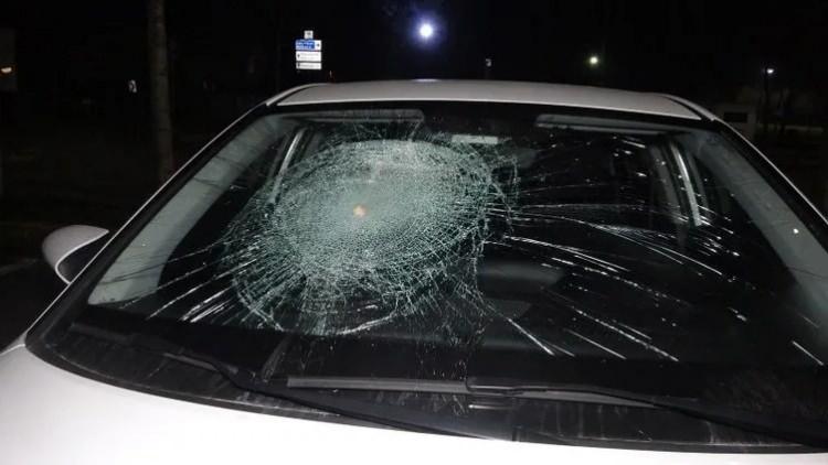 <p> Aracını park eden sürücü, bir süre sonra geri döndüğünde gördüğü manzara karşısında hayrete düştü. Kendi otomobiliyle birlikte birçok aracın ön ve arka camının kırılmış olduğunu gören sürücü, polis ekiplerine haber verdi.</p>
