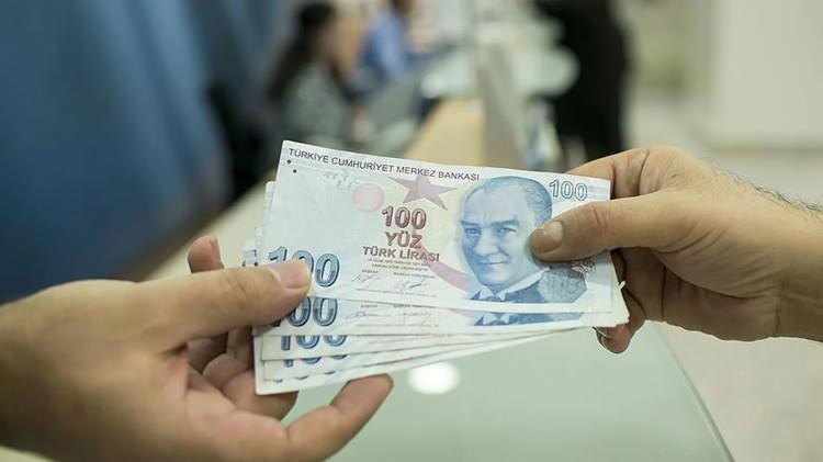 <p><strong>Emekli olduktan sonra çalışmaya devam edenlerin aylık bağlandığı tarihe kadar olan çalışmaları sıfırlanıyor mu?</strong></p>
<p><strong></strong></p>
<p>Yargıtay kararlarına göre ilk dönem çalışması emeklilik nedeniyle sona eren ve kıdem tazminatı ödenen işçinin bu çalışma döneminin sona ererek tasfiye edildiği kabul ediliyor. Kıdem tazminatını almadan çalışmaya devam edenler için süreç mevcut haliyle devam ediyor. Çalışanın iş akdi yeniden kıdem tazminatı hak kazanacak şekilde sona ererse kıdem tazminatı hesabında tüm hizmet süresi değil son dönem dikkate alınır.</p>