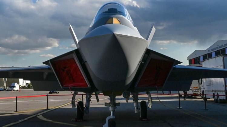 <p>Yazıda Milli Muharip Savaş Uçağı 'TF-X'in hava üstünlüğü sağlaması amacıyla üretileceği ifade edilirken, F-35 savaş uçağına olan benzerliklerine de dikkat çekildi.</p>
