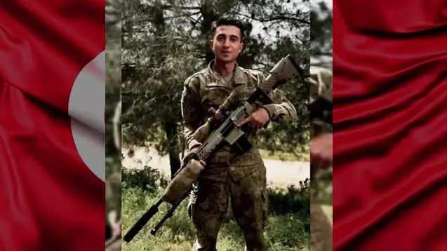 <p>Kuzey Irak'taki Pençe-Kilit Harekatı bölgesinde teröristlerle çıkan çatışmada Piyade Sözleşmeli Er Kemal Aslan (22) şehit düştü. Şehidin, Güney Kent Mahallesi’nde ikamet eden ailesine acı haber sağlık ekipleri eşliğinde yetkililer tarafından verildi. Ailenin yaşadığı ev Türk bayrakları ile donatıldı. Ekiplerin yanı sıra Elazığ Belediye Başkanı Şahin Şerifoğulları'da şehit evine giderek, ailenin yanında oldu.</p>
