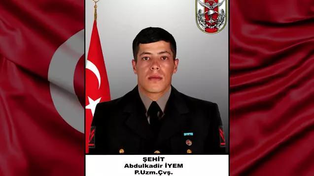 <p>Bekar olan ve 7 kardeşi bulunan şehit Piyade Uzman Çavuş Abdulkadir İyem'in şahadet haberini alan baba Mehmet, anne Ayişe İyem ile kardeşleri ve yakınları gözyaşı döktü.</p>
