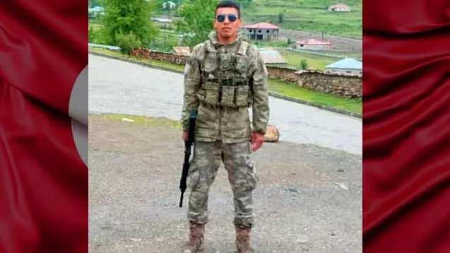<p>Irak'ın kuzeyinde sürdürülen Pençe- Kilit Harekatı bölgesinde üs bölgesine sızmaya çalışan teröristlerle çıkan çatışmada Piyade Sözleşmeli Er Cebrail Dündar, şehit oldu. Şehidin acı haberi, Mardin'in Kızıltepe ilçesine bağlı kırsal Arıklı Mahallesi, Boyunlu Mezrası'ndaki baba evine ulaştı.</p>
<p>Baba evine Türk bayrağı asılırken, şehidin Malatya'da ikamet eden eşine de acı haberin ulaştığı öğrenildi.</p>