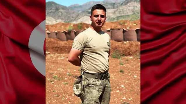 <p>Irak'ın kuzeyinde sürdürülen Pençe- Kilit Harekatı bölgesinde üs bölgesine sızmaya çalışan teröristlerle çıkan çatışmada Piyade Sözleşmeli Er Cebrail Dündar, şehit oldu. Şehidin acı haberi, Mardin'in Kızıltepe ilçesine bağlı kırsal Arıklı Mahallesi, Boyunlu Mezrası'ndaki baba evine ulaştı.</p>
<p>Baba evine Türk bayrağı asılırken, şehidin Malatya'da ikamet eden eşine de acı haberin ulaştığı öğrenildi</p>