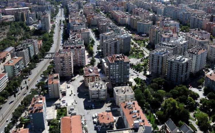 <p>Rapora göre, reel kira fiyatlarındaki düşüş ülke geneli ile İstanbul ve İzmir’de son 5, Ankara’da ise son 4 aydır devam ediyor. </p>