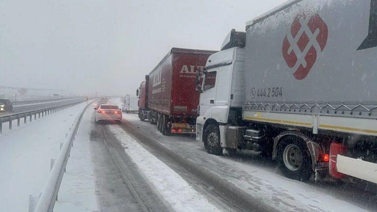 <p>Yağışın ardından park halindeki araçlar karla kaplandı. Kar yağışına hazırlıksız yakalanan bazı sürücüler trafikte ilerlemekte güçlük çekti.</p>
