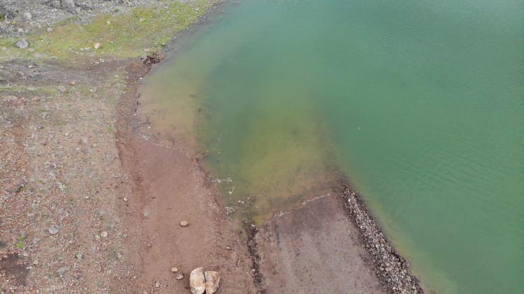 <p>Yaz aylarında tarımsal sulama, elektrik üretimi için suyun bırakılması yetersiz yağış ve kuraklığın da etkisiyle barajda ki su seviyesi kıyı şeridinden yaklaşık olarak 200 metre çekildi.</p>
