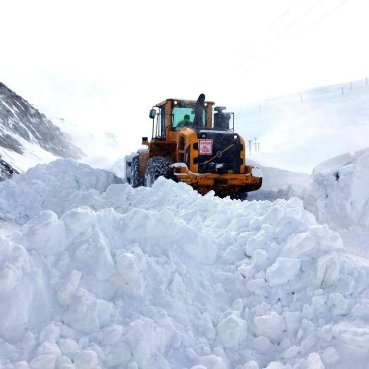 <p><strong>BİTLİS</strong></p>

<p>Bitlis İl Özel İdaresi Yol ve Ulaşım Hizmetleri Müdürü Ümit Kurtkan, kentte etkili olan kar nedeniyle 15 köy yolunun kapandığını belirtti.</p>
