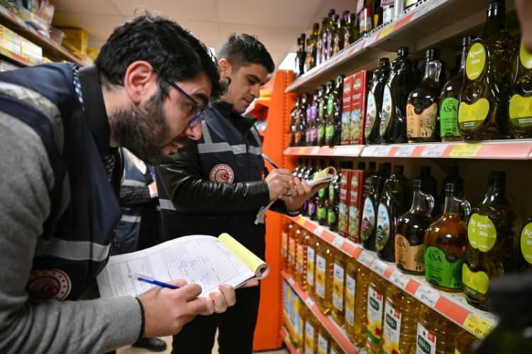 <p>Denetimlerde, meyve-sebzelerin menşei ve geliş fiyat bilgisi de Hal Kayıt Sistemi (HKS) üzerinden kontrol edildi.</p>
<p> </p>
