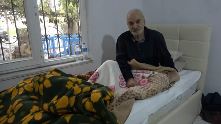 <p>Bu yaşına kadar herhangi bir kuruma gitmeyen İzzettin amca, kimliğine kavuşacağı günü sabırsızlıkla bekliyor.</p>