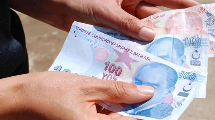<p><strong>EYT düzenlemesiyle birlikte kıdem tazminatına hak kazanma koşullarında bir değişiklik var mı?</strong></p>
<p><strong></strong></p>
<p>Aynı işverenin bir ya da değişik işyerlerinde bir yıl çalışanlar kıdem tazminatı almaya hak kazanır. Kıdem tazminatı çalışanın emekli olması, yaşamını yitirmesi, kadın çalışanın evlendikten sonra bir yıl içinde işi bırakması, işten çıkarılma, çalışanın haklı nedenle iş akdini feshi, askerlik nedeniyle işten ayrılması durumunda veriliyor.</p>