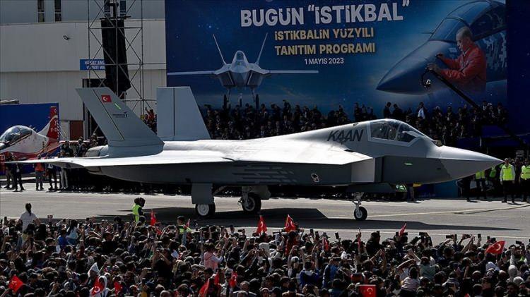 <p><strong>HAVA ÜSTÜNLÜĞÜ</strong></p>

<p> </p>

<p>ABD yayın organında, Türkiye'nin, yerli savaş uçağı TF-X'i daha çok F-35 Lightining II uçaklarıyla birlikte, <strong>'hava üstünlüğü sağlama'</strong> misyonuyla kullanmayı planladığına yer verilirken, TF-X'in orta vadede Türkiye'nin F-16 filolarının yerini almasının beklendiği ifade edildi.</p>

<p> </p>
