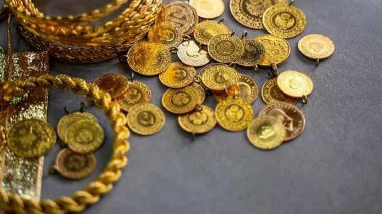 <p> 2024 yılına girilmek üzere olduğumuz bu dönemde jeopolitik belirsizlikler artış gösteriyor. Bu ortamda altın cazip bir güvenli liman varlığı olmaya devam edecektir. Yatırımcıların giderek dışarıda kalmaktan ve fırsat kaçırmaktan duydukları korku yeni oyuncuları altın piyasasına sokmaya devam ediyor.</p>