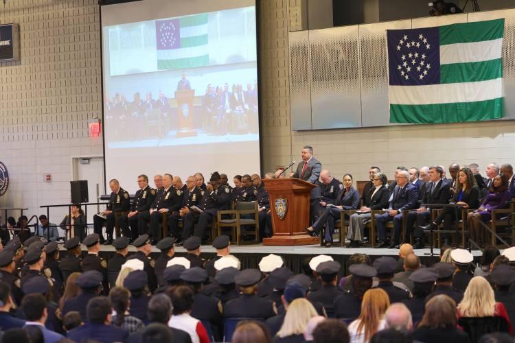 <p>Askeri rütbe sisteminin kullanıldığı, ABD'nin en büyük polis teşkilatı New York Polis Departmanı'nın (NYPD) Polis Akademisi'nde terfi töreni yapıldı.</p>
<p> </p>