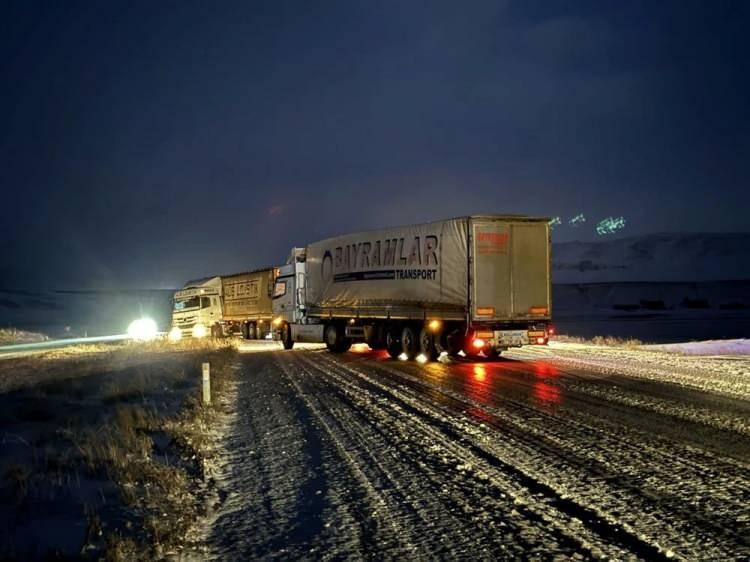 <p><strong>KARS'TA 72 KÖY YOLU ULAŞIMA KAPANDI</strong></p>

<p>Kars'ta ise kar yağışı ve tipi nedeniyle 72 köy yolu ulaşıma kapandı.</p>

<p>Olumsuz hava koşulları nedeniyle merkezde 9, Akyaka'da 3, Arpaçay'da 9, Digor'da 13, Sarıkamış'ta 17, Selim'de 13, Susuz'da 8 köy yolunda ulaşım sağlanamıyor.</p>
