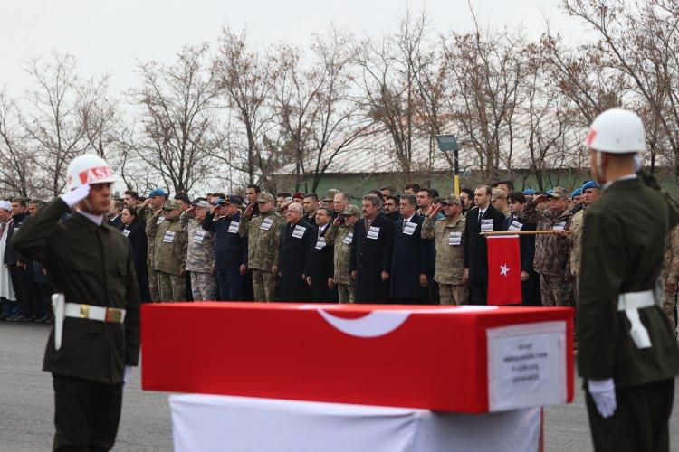 <p>Edilen duaların ardından Şehit Piyade Uzman Çavuş Abdulkadir İyem’in cenazesi Gaziantep’e Şehit Piyade Uzman Çavuş Ahmet Arslan’ın cenazesi Yozgat’a, Şehit Piyade Sözleşmeli Er Cebrail Dündar’ın cenazesi Mardin’in Kızıltepe ilçesine, Şehit Piyade Sözleşmeli Er Enis Budak’ın cenazesi Manisa’ya, Şehit Piyade Sözleşmeli Er Kemal Aslan’ın cenazesi Elazığ’a, Şehit Piyade Sözleşmeli Er Semih Yılmaz’ın cenazesi Çorum’a gönderilmek üzere Şerafettin Elçi Havaalanına götürüldü.</p>
