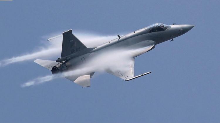 <p>Alternatif savaş uçağı arayışında olan Türkiye, F-16'lara Eurofighter Typhoon'ları değerlendirmeye almış ancak Almanya'nın engeline takılmıştı.</p>

