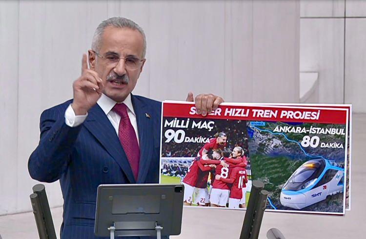 <p><strong>Saatte 350 kilometre hıza ulaşabilecek ‘Süper Hızlı Tren’ ile birlikte Ankara-İstanbul arası 80 dakika yani 1 saat 20 dakika sürecek. </strong>Mevcut hızlı tren hattı da kullanılmaya devam edilecek.</p>
