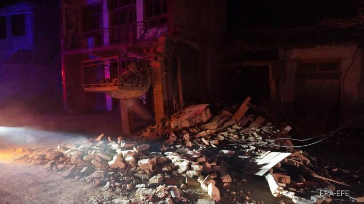 <p>Kurtarma çalışmaları için yerel afet yardım, itfaiye, asker ve polis birimlerinden 4 bine yakın görevli bölgeye sevk edildi.</p>