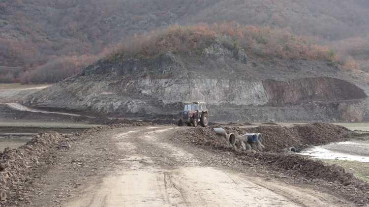 <p>İlkbahar da yağışlarla sular altında kalan yol, kış aylarında suların çekilmesiyle birlikte tekrardan ortaya çıktı.</p>
