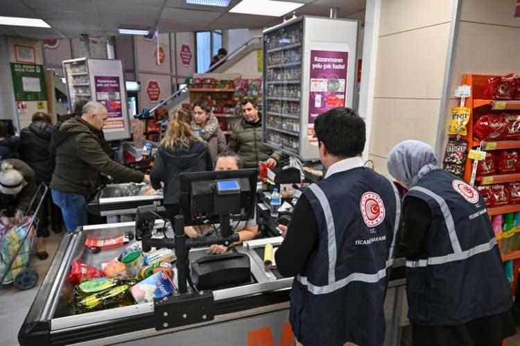<p><strong>ANTALYA-</strong></p>

<p> </p>

<p>Antalya'da da ekipler, marketlerde temel gıda ve ihtiyaç ürünlerine yönelik fahiş fiyat ile etiket denetimi gerçekleştirdi. </p>
