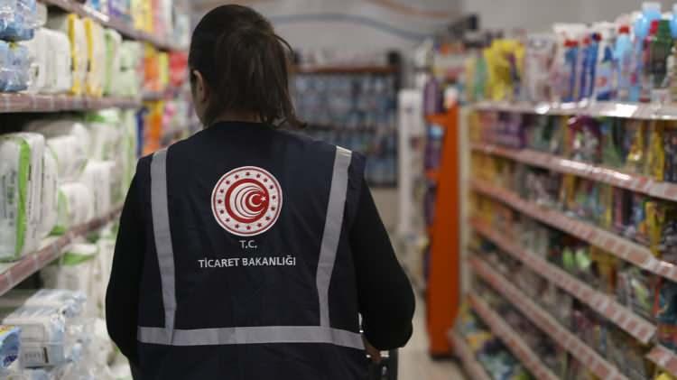 <p>Ekipler, ürünlerin etiket fiyatı ile kasa fiyatı arasında fark bulunup bulunmadığı, fahiş fiyat olup olmadığı, etiketlerdeki ürün fiyatının son değişim tarihi ve önceki fiyatı gibi bilgileri denetledi.</p>