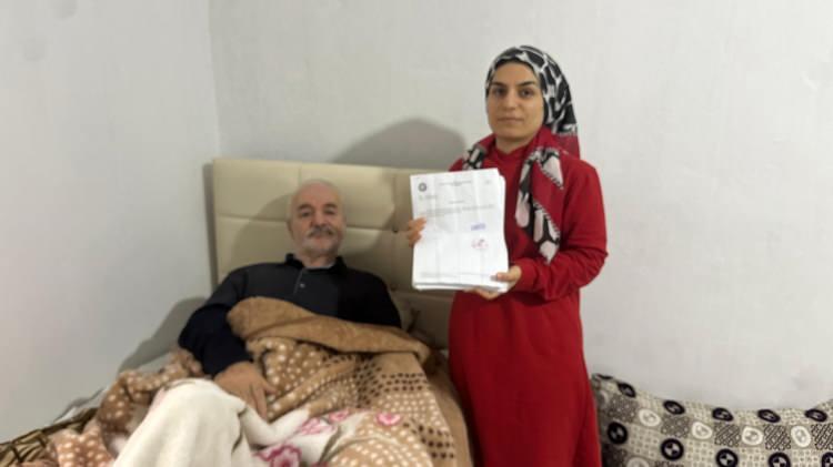 <p>Babasının 75 yıldır kimliği olmadığını söyleyen Kader Kurt, “75 yıldır babamın kimliği yok. Bu yaşına kadar hiç kimliği olmamış. Üvey annesi babamın kimliğini çıkartmamış. Uzun yılar kimliksiz yaşamaya devam etti. Biz çocukları olarak kimliğinin çıkartılmasını istiyoruz. Babamı hastaneye götürürken çok zorluk çekiyoruz." dedi. </p>