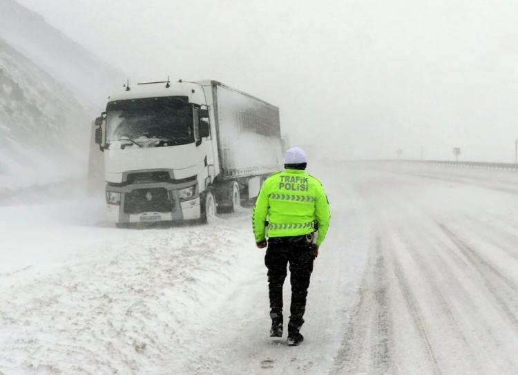 <p>Trafik polisleri, kar ve tipi dolayısıyla görüş mesafesinin de düştüğü söz konusu yolda, tır ve çekici gibi ağır tonajlı araçların geçişini geçici olarak durdurdu. </p>

<p>Ekipler, yolun hem Erzincan'ın Refahiye ilçesi hem de Sivas'ın İmranlı ilçesi kesiminde ağır tonajlı araçları, yol kenarındaki dinlenme tesislerine yönlendiriyor.</p>
