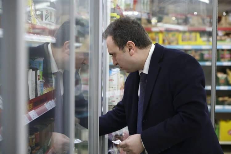 <p>Ticaret İl Müdürü Halil Özşahan, gazetecilere yaptığı açıklamada, haftanın 5 günü yaptıkları rutin denetimlerin yanı sıra vatandaşların şikayetleri üzerine de marketlerde denetim yaptıklarını söyledi.</p>