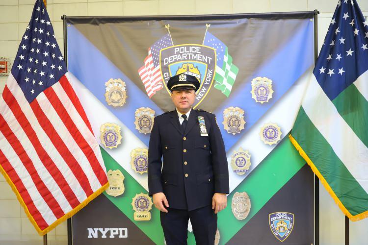 <p>19 yıldır teşkilat içinde değişik alan ve mertebelerde görev yapan İdris Güven, NYPD'de, Türkiye'deki polis teşkilatı sisteminde 3. sınıf emniyet müdürü pozisyonuna denk gelen yarbay (Deputy inspector) rütbesine getirildi.</p>
<p> </p>