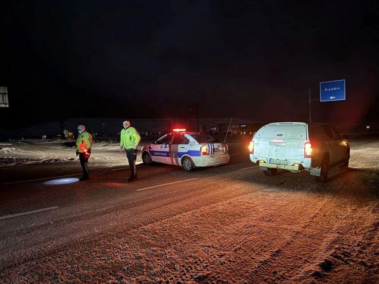 <p>Velioğlu, "<strong>İpek Geçidi'nin olduğu bölgede yol kapalı. Diyadin ilçesi yol ayrımında yolun açılmasını bekliyorum. Araç kuyruğu buradan da görülüyor. 3 saattir burada bekliyorum. Tahir Beldesi mevkisinde de sıkıntı vardı ve ben orayı zor geçtim. Taşlıçay tarafında 4 tır kayarak yoldan çıkmıştı. Hava soğuk ve tipi de devam ediyor.</strong>" diye konuştu.</p>
