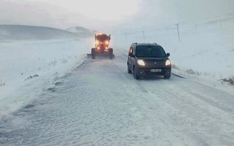 <p>VAN</p>

<p>Van'da da dün etkili olan sağanak akşam saatlerinde yerini kara bıraktı. Van Büyükşehir Belediyesinden yapılan açıklamaya göre, olumsuz hava koşulları nedeniyle ulaşımda aksamalar yaşandı, 272 yerleşim biriminin yolu kapandı.</p>

<p>Belediye karla mücadele ekipleri, kapanan mahalle ve mezra yollarının açılması için çalışma başlattı. Beyaza bürünen kent merkezindeki cadde ve yollarda kar temizleme çalışmaları yürütülüyor.</p>
