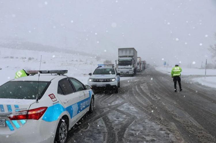 <p><strong>ERZİNCAN'DA KAR VE TİPİ NEDENİYLE ULAŞIM GÜÇLÜKLE SAĞLANIYOR</strong></p>

<p>Erzincan-Sivas kara yolundaki Sakaltutan ve Kızıldağ Geçidi'nde öğlen saatlerinde etkisini artıran kar ve tipi yüzünden bazı ağır tonajlı araçlar yolda kaldı.</p>
