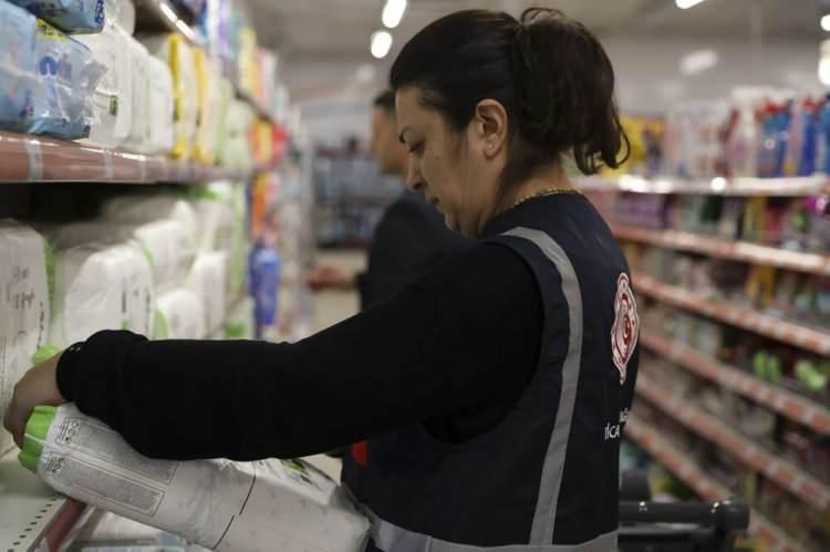 <p>Bir zincir marketin şubesini denetleyen ekipler, fahiş fiyat, satıştan kaçınma, etiket ve kasa arasında fiyat farkı olup olmadığına yönelik incelemelerde bulundu.</p>
