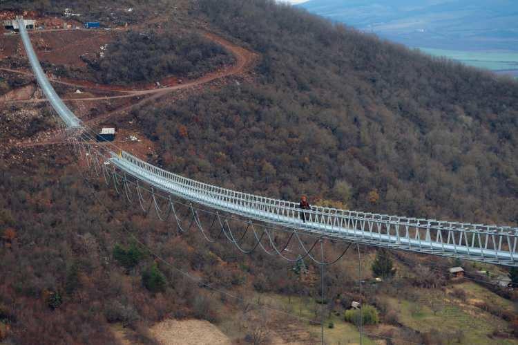 <p>Yaklaşık 800 metre uzunluğundaki yapı, kentin iki noktası olan Var-Hill ve Szar-Hill'i 80 metre yükseklikte birbirine bağlıyor. </p>