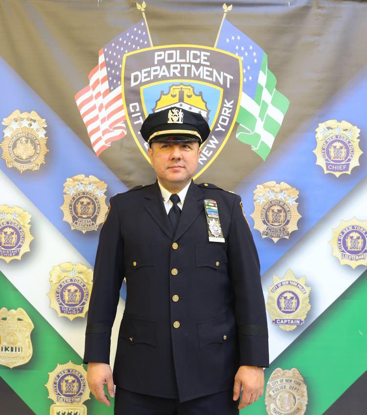 <p>Şu an NYPD'nin Cezai Soruşturma Bürosu'ndaki üst düzey emniyet müdürlerinden biri olduğunu belirten Güven, NYPD'de görev alan Türk kökenli yeni polislere de başarılar diledi.</p>
<p> </p>