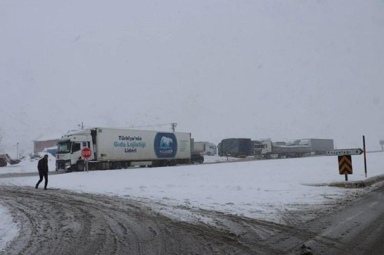 <p>Sivas-Kayseri karayolu Koyuncu mevkisinde bir TIR'ın kayması sonucu yol trafiğe kapandı ve uzun araç kuyruğu oluştu. Karayolları ekipleri küreme ve tuzlama çalışması başlattı.</p>

<p> </p>
