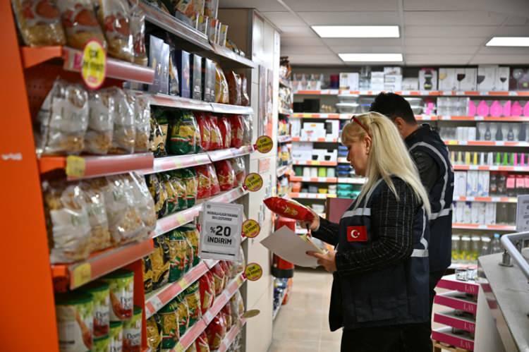 <p>Konyaaltı ilçesindeki bir markete giren ekipler, özellikle sebze, meyve, bakliyat, makarna, şarküteri, sıvı yağ, temizlik malzemesi gibi temel gıda ve ihtiyaç maddelerine yönelik fiyatları inceledi.</p>