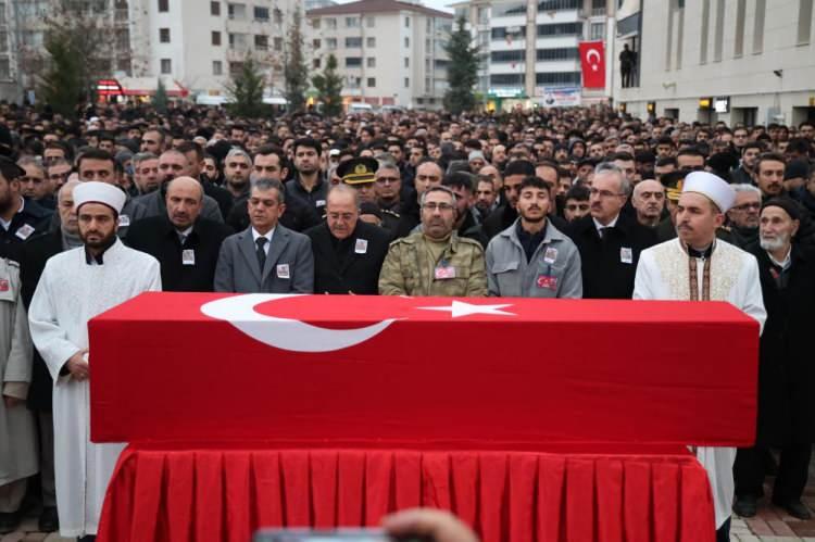 <p>Irak'ın kuzeyindeki Pençe-Kilit Harekatı bölgesindeki üs bölgesine sızmaya çalışan teröristlerle güvenlik güçleri arasında çıkan çatışmada şehit olan askerlerimiz memleketlerinde toprağa verildi.</p>