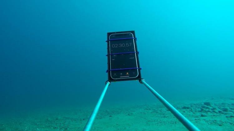 <p>iPhone 12, IP68 derecesi ile geliyor ve Apple, 6 metre derinliğindeki suda 30 dakika dayanabileceğini söylüyor. </p>
