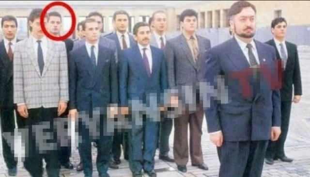 <p>Çekildikleri toplu fotoğraf hakkında da konuşan Ilıcalı, <span style="color:#800000"><em><strong>"Bundan tam 35 sene önceydi. Ben 1-2 sene Adnan Hoca'yı görmüştüm. Fotoğrafın çekildiği yer de Anıtkabir'dir. 35 yıldır görmüyorum, alakam da olmadı. Buna ne yapmak lazım ki? Ben yıllardır hiç görmedim, yan yana gelmedim. Saçmalıkları görünce ayrıldım zaten. Bu durumun konuşulmasını çok saçma buluyorum. Dinin ve maneviyatın güzel bir şey olduğu, iyi insan olmanın güzel bir şey olduğu konuşuluyordu. Bu yüzden de ilgimi çekmişti. İyilik, güzellik ve dostluk anlatılıyordu" </strong></em></span>şeklinde konuştu.</p>